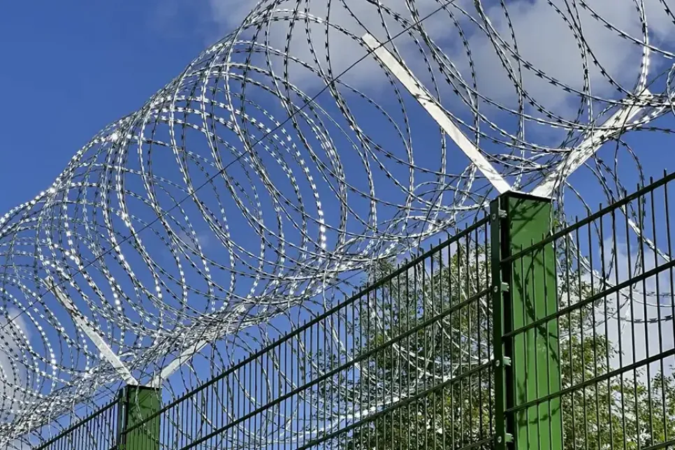 Забор с усилением инженерными элементами защиты периметра